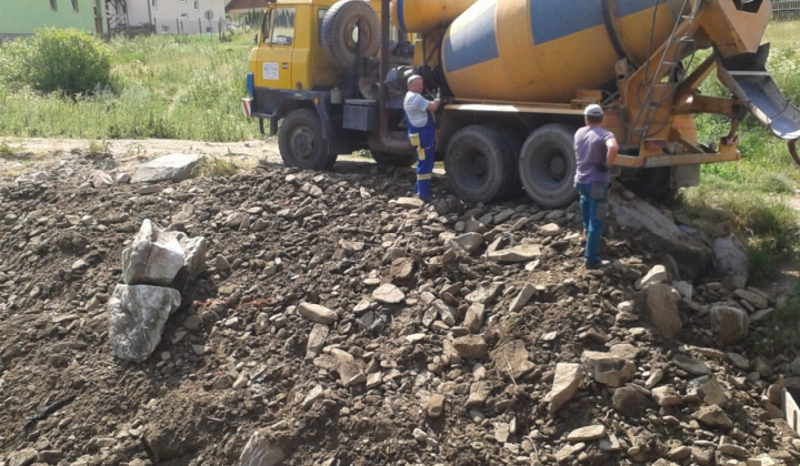 Spevnenie poškodenej lávky a regulácia potoka