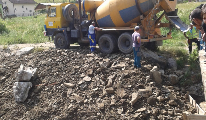 Spevnenie poškodenej lávky a regulácia potoka