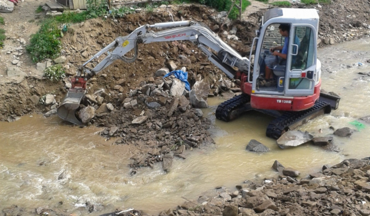 Spevnenie poškodenej lávky a regulácia potoka